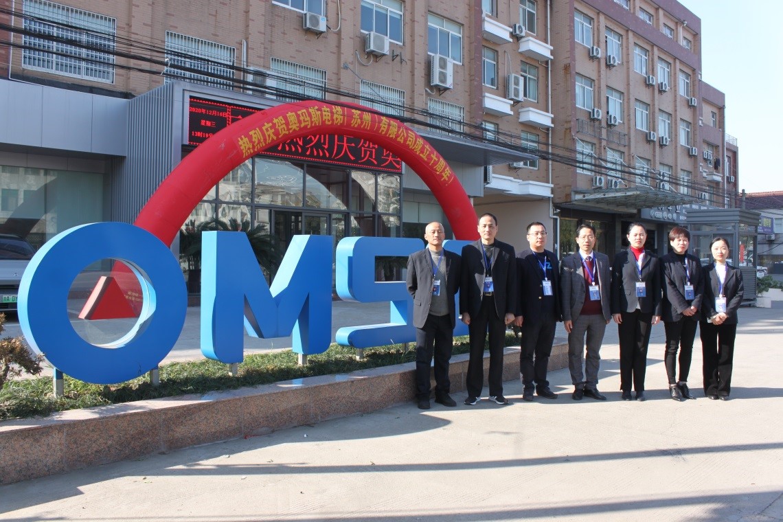 工作10年的乐动网官网员工合影留念